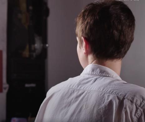 Laura s-a despărțit de iubitul ei după patru ani de relație. Imediat s-a ras pe cap și și-a dat seama de ceva…  482856