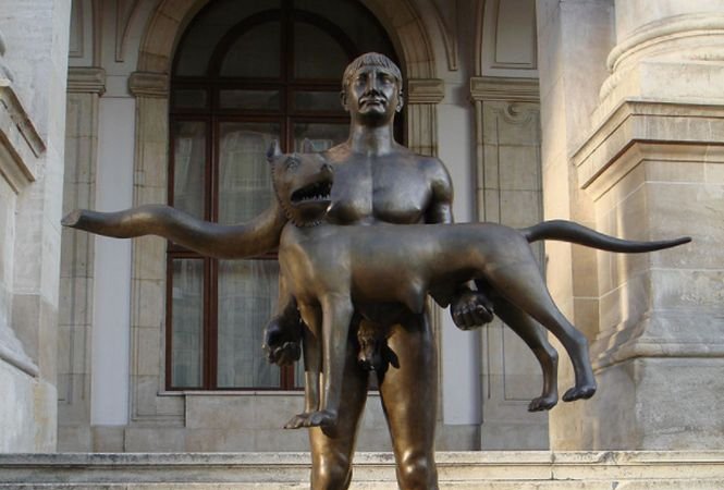 Lupoaica din fața Muzeului de Istorie din București are din nou coadă. Statuia Împăratului Traian, reparată