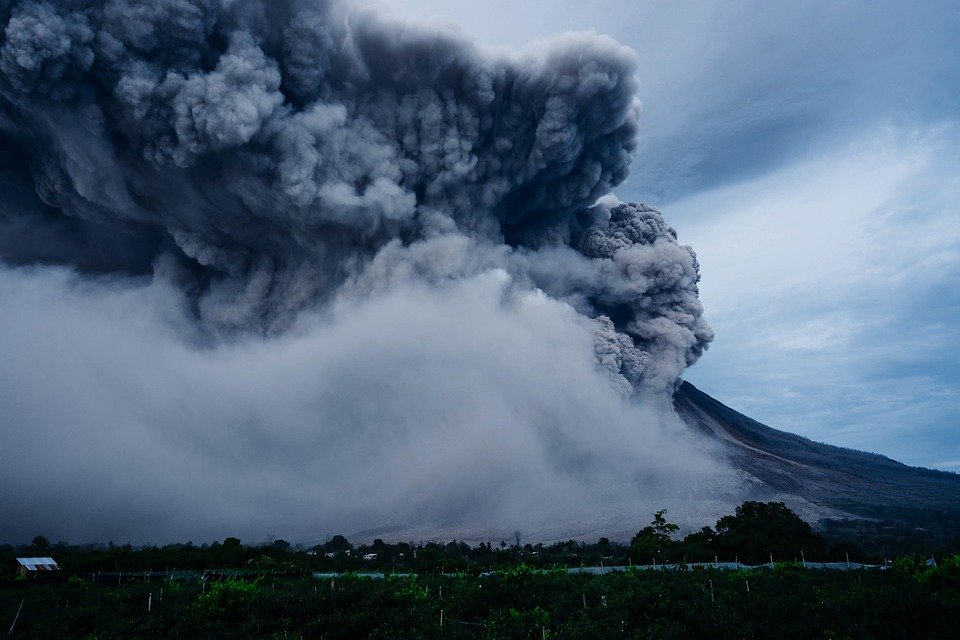 Trei preoți au escaladat vulcanul din Bali, care poate erupe oricând. Ce vor să demonstreze prin gestul lor iresponsabil