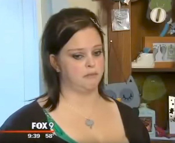 A vândut pătuțul cumpărat pentru fiul ei, după ce bebelușul a murit la naștere. O săptămână mai târziu, cineva i-a lăsat la ușă un obiect care a făcut-o să plângă de fericire