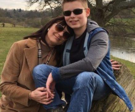 Au văzut un tânăr cerșind în fața unui magazin și au decis să-i ofere o șansă la o viață mai bună. Au avut grijă de el și i-au căutat chiar și un loc de muncă. Într-o zi, totul s-a transformat într-un coșmar 483278