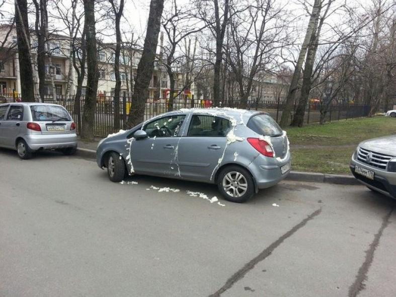 Când s-a trezit dimineața și s-a uitat pe geam înspre parcare, bărbatul a crezut că trăiește un coșmar. A coborât în fugă la mașină. „Doamne, cine a putut să facă așa ceva?” (FOTO) 483223