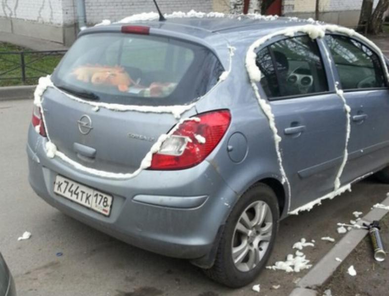 Când s-a trezit dimineața și s-a uitat pe geam înspre parcare, bărbatul a crezut că trăiește un coșmar. A coborât în fugă la mașină. „Doamne, cine a putut să facă așa ceva?” (FOTO) 483224