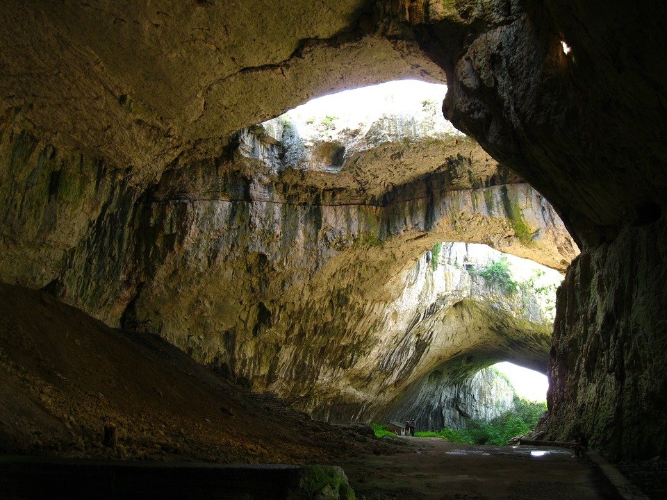 Spectaculoasa peșteră Devetashka, aflată la doar 100 de km de România. A fost locuită încă de acum 70.000 de ani