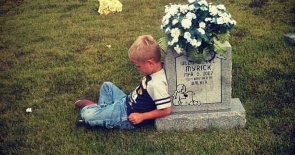 Mama și-a urmărit fiul și a văzut că merge în direcția cimitirului. Când s-a apropiat de el și a văzut unde s-a oprit, a izbucnit imediat în lacrimi (FOTO+VIDEO)