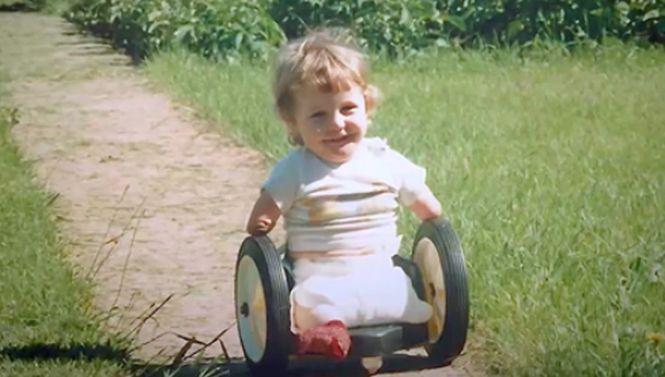 S-a născut fără mâini și picioare. După ce l-a văzut la spital, bunica lui a făcut o glumă pe seama lui și a început să râdă. De ce a făcut asta - VIDEO 483382