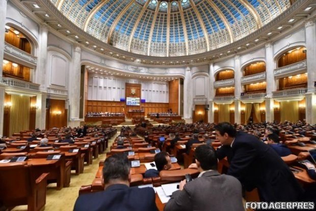 Salarii uriașe pentru unii angajați din Parlament. Secretarul general câștigă mai mult decât Iohannis