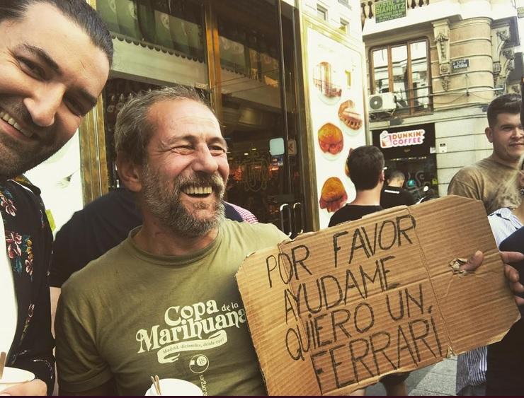 Smiley a fost abordat de un cerșetor pe o stradă din Madrid. Când a văzut ce scria pe cartonul acestuia, a înlemnit 483483