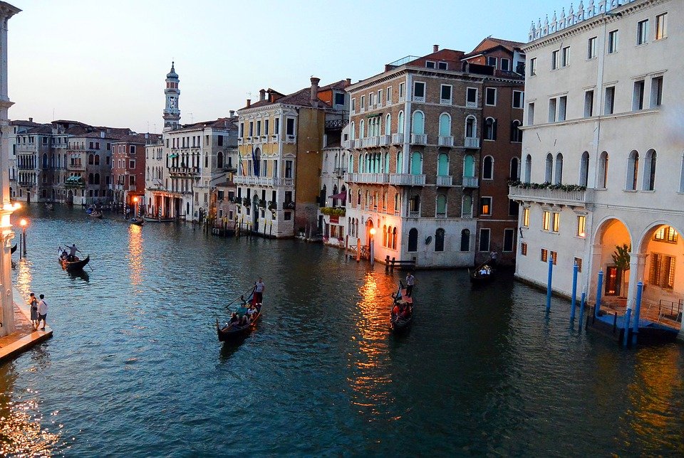 Turiștii se plimbă cu gondola la Veneţia, dar cu ochii doar în smartphone - VIDEO
