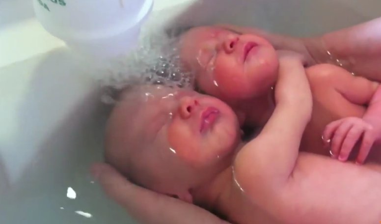 VIDEO emoționant. Doi bebeluși gemeni se țin în brațe și nu-și dau seama că s-au născut 