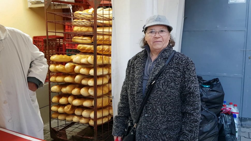Cozi la paine ca pe vremea lui Ceausescu. Pensionarii vin de la patru dimineata ca sa prinda bon de ordine desi o franzela costa 80 de bani