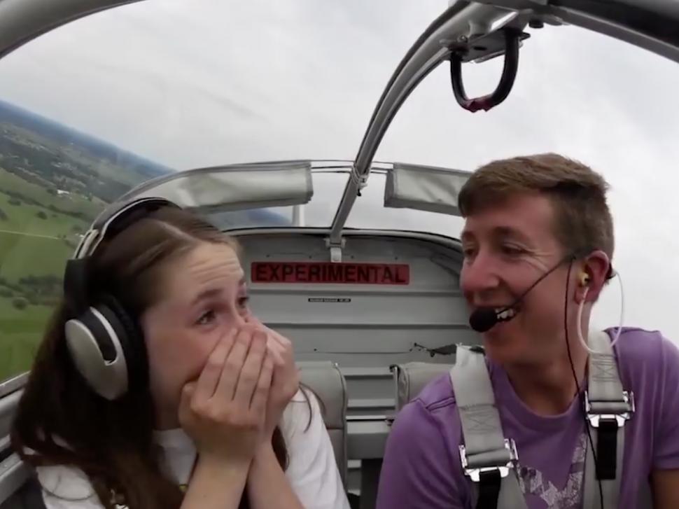 A urcat in avion cu iubitul ei pilot! In timp ce admira peisajele a vazut ceva in jos - Efectiv nu ii venea sa creada ce vede si si-a pus mainile in cap 483957