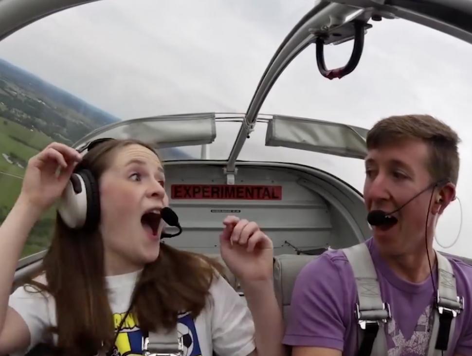 A urcat in avion cu iubitul ei pilot! In timp ce admira peisajele a vazut ceva in jos - Efectiv nu ii venea sa creada ce vede si si-a pus mainile in cap 483958