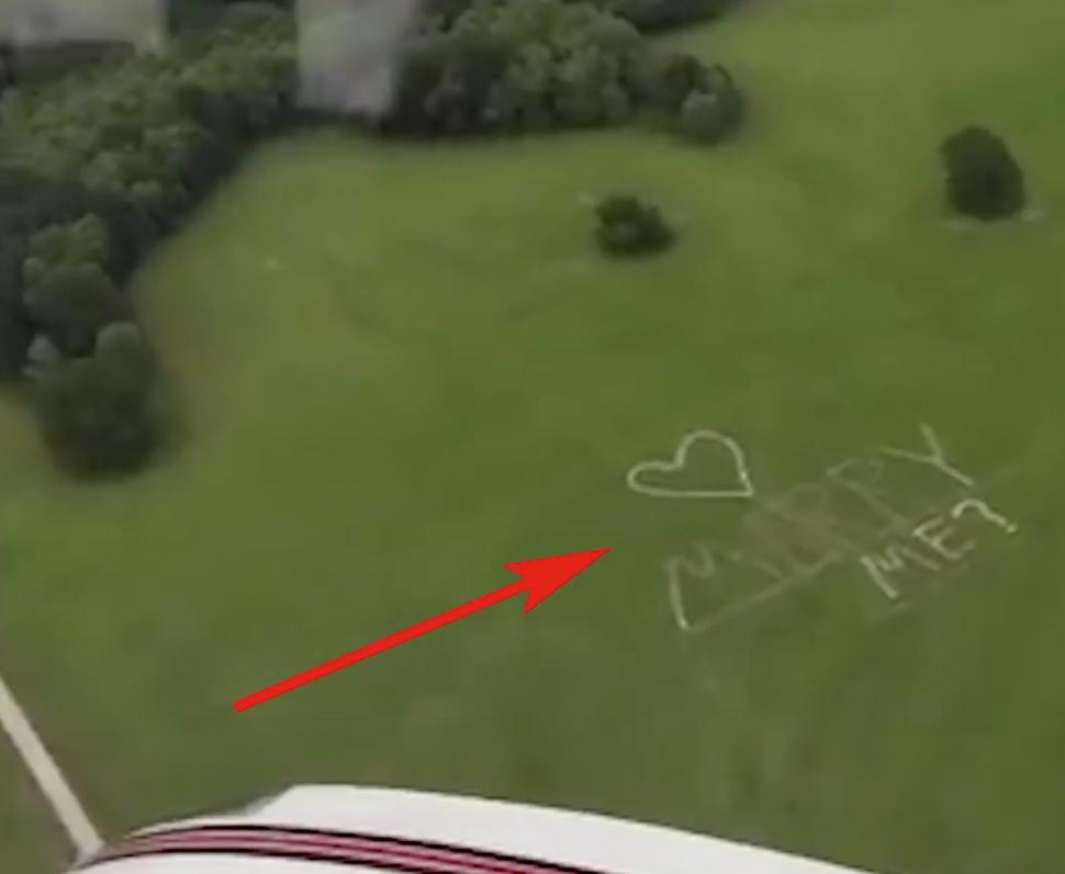 A urcat in avion cu iubitul ei pilot! In timp ce admira peisajele a vazut ceva in jos - Efectiv nu ii venea sa creada ce vede si si-a pus mainile in cap 483959