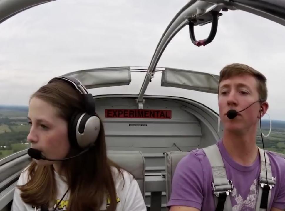 A urcat in avion cu iubitul ei pilot! In timp ce admira peisajele a vazut ceva in jos - Efectiv nu ii venea sa creada ce vede si si-a pus mainile in cap 483961