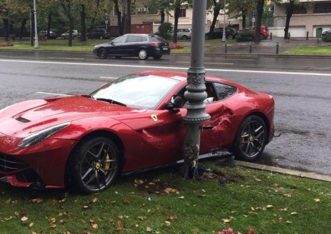 Accident în centrul Capitalei. Din cauza vitezei, un șofer şi-a izbit de stâlp Ferrari-ul. FOTO în articol 484154