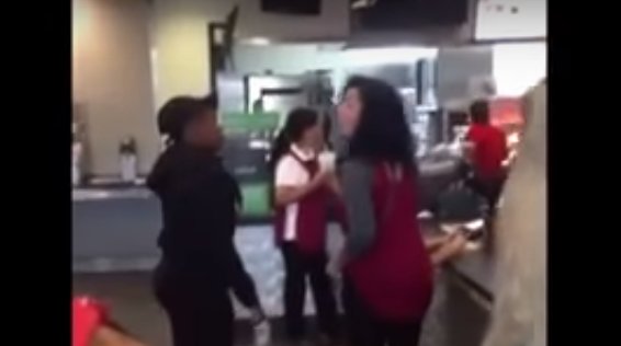 Angajata unui celebru lanţ de restaurante fast-food a luat la bătaie o femeie care avea un copil în braţe - VIDEO