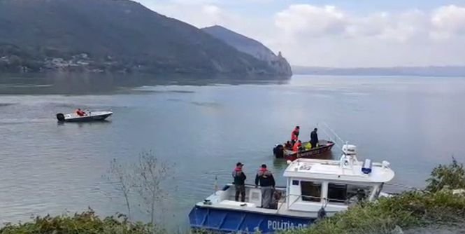 Cele patru persoane care se aflau în maşina căzută în Dunăre nu au fost găsite. Ce ipoteze au salvatorii