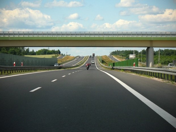 Cum poate avea România drumuri naţionale şi autostrăzi fără costuri mari