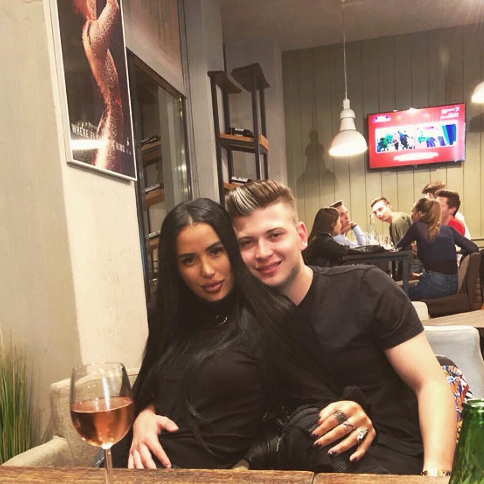 Fiul unui fost primar din Sibiu, îndrăgostit nebunește. Cine este cunoscuta brunetă care i-a furat inima - FOTO 484169