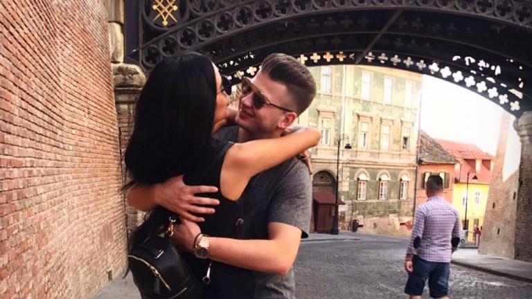 Fiul unui fost primar din Sibiu, îndrăgostit nebunește. Cine este cunoscuta brunetă care i-a furat inima - FOTO 484170