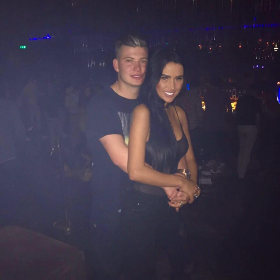 Fiul unui fost primar din Sibiu, îndrăgostit nebunește. Cine este cunoscuta brunetă care i-a furat inima - FOTO 484172