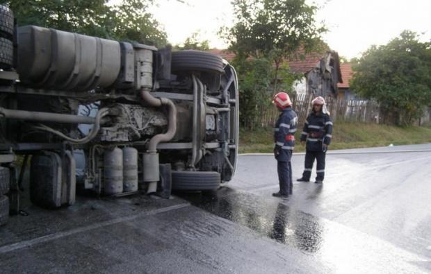 Pericol uriaș în Dâmbovița, după ce o cisternă plină cu motorină s-a răsturnat. Traficul în zonă a fost oprit