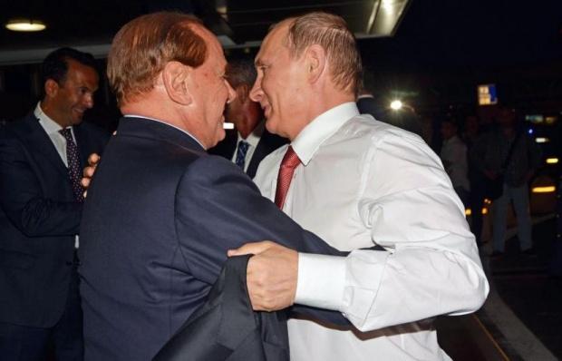 Berlusconi i-a făcut cadou lui Vladimir Putin o lenjerie de pat cu ei doi. FOTO în articol