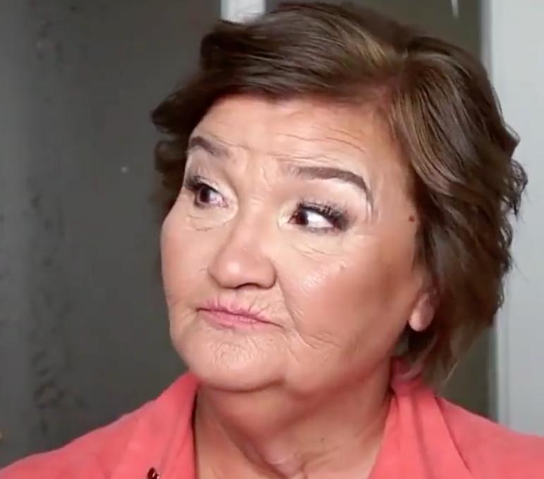 I s-a facut milă când a văzut cum a ajuns să arate bunica ei, așa că a decis să o ajute! Transformarea e uluitoare. Când s-a uitat în oglindă a rămas fără cuvinte 484323