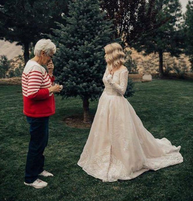 Această mireasă a ținut totul secret până în ziua cea mare. Toți nuntașii au rămas fără cuvinte când au văzut-o venind spre altar. Ce se ascunde în spatele imaginii 484637