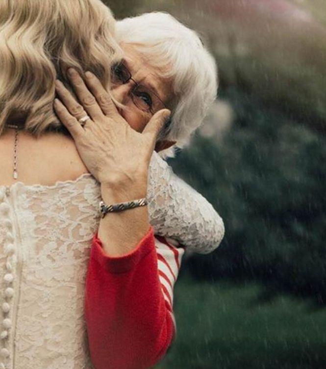 Această mireasă a ținut totul secret până în ziua cea mare. Toți nuntașii au rămas fără cuvinte când au văzut-o venind spre altar. Ce se ascunde în spatele imaginii 484638