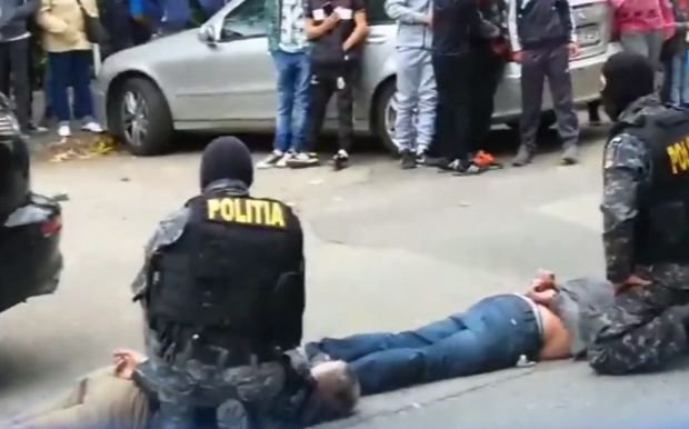 Traficanți de droguri, săltați și imobilizați de mascați în stradă-VIDEO
