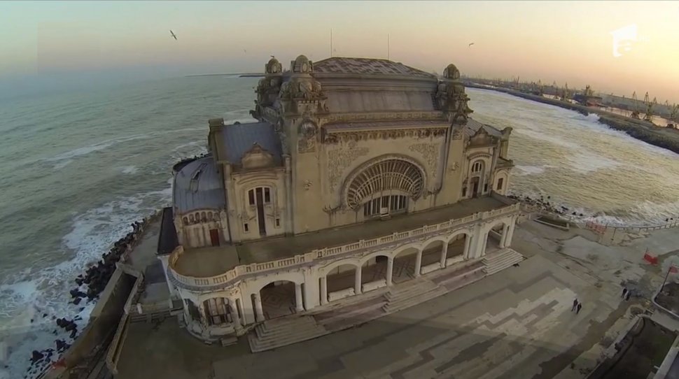 Celebrul Cazinou din Constanţa, în pericol. Clădirea ar putea fi înghiţită de valurile mării în următorii ani