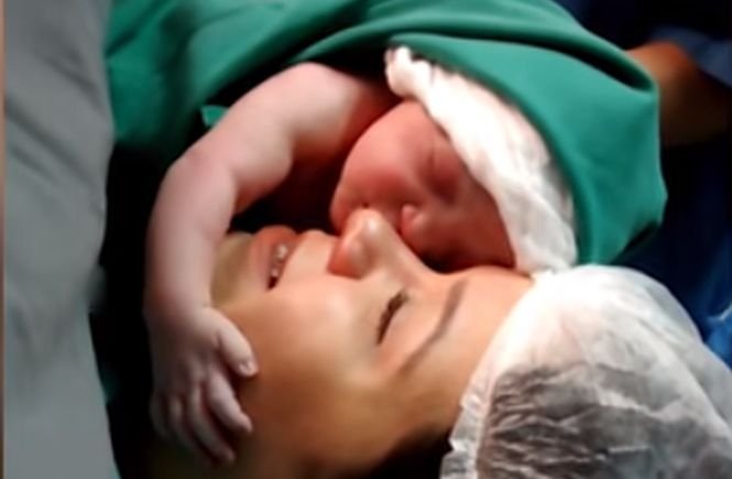 Medicii l-au pus pe bebeluș lângă mama lui. Când au văzut ce se întâmplă, oamenii au început să plângă - VIDEO