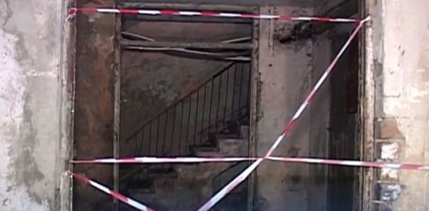 Panică într-un bloc după ce plafonul unui apartament s-a prăbușit. Peste o sută de oameni au fost evacuați