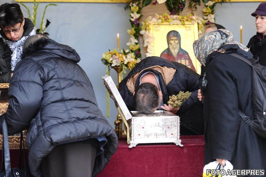 Fost preot, pe Facebook: „În România, moaștele sunt venerate cum n-a văzut tot Evul Mediu”