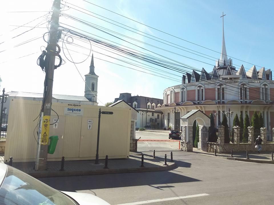 Lucrul care a scandalizat tot Iaşiul.  Două toalete ecologice destinate pelerinilor la Sf. Parascheva au fost montate chiar în faţa porţii Catedralei Romano-Catolice 485019