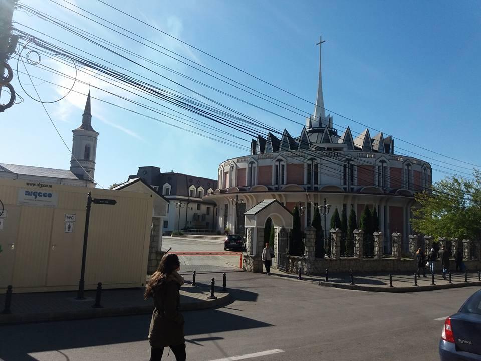 Lucrul care a scandalizat tot Iaşiul.  Două toalete ecologice destinate pelerinilor la Sf. Parascheva au fost montate chiar în faţa porţii Catedralei Romano-Catolice 485020