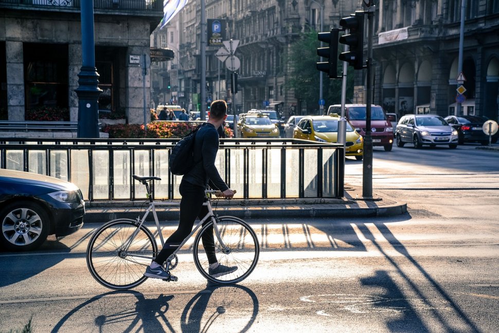 Mergea liniștit cu bicicleta pe o stradă, când i s-a părut că vede ceva în lateral. A întors capul, dar a simțit ceva că s-a agățat în ceva. A fost prea târziu