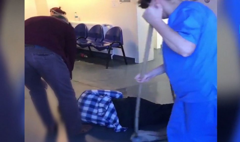 Atitudine scandaloasă într-un spital din România. Un pacient în stare gravă a fost lăsat să zacă întins pe podeaua spitalului