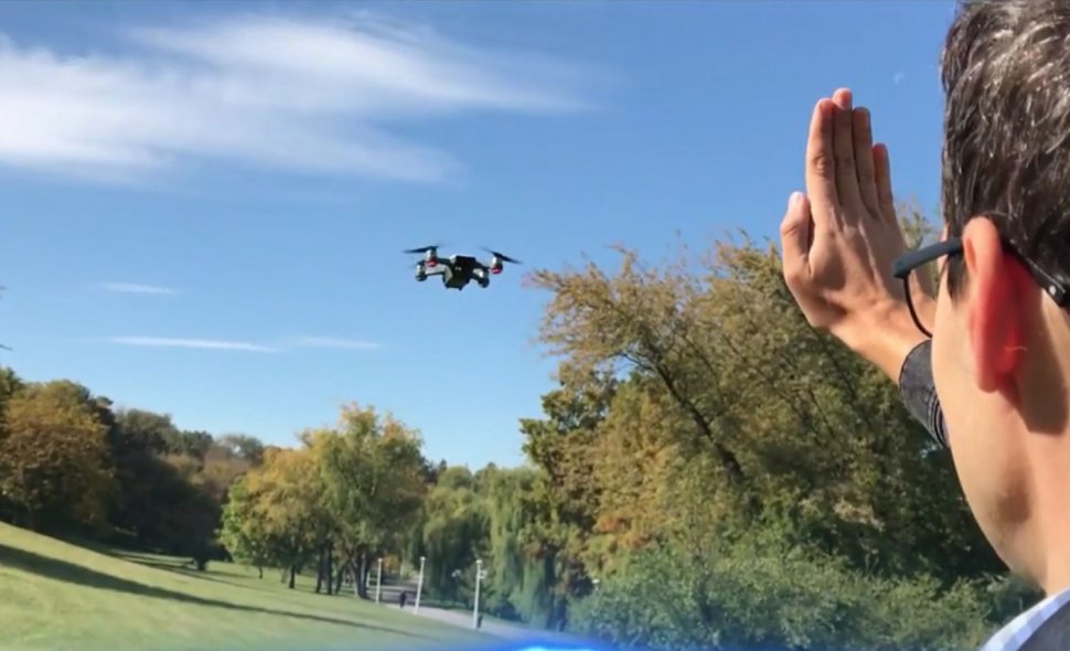 24 IT. Mini-dronă pentru selfie-uri spectaculoase