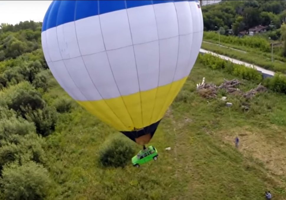 S-a urcat într-o mașină legată de un balon cu aer cald, pe care a înălțat-o spre cer. Ce a pățit apoi un bărbat - VIDEO