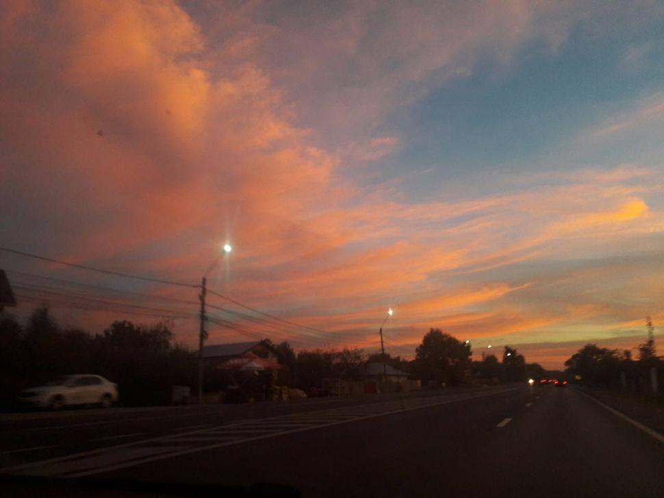 De ce este cerul României atât de roșu. Explicația fenomenului care a uimit mii de români  485400