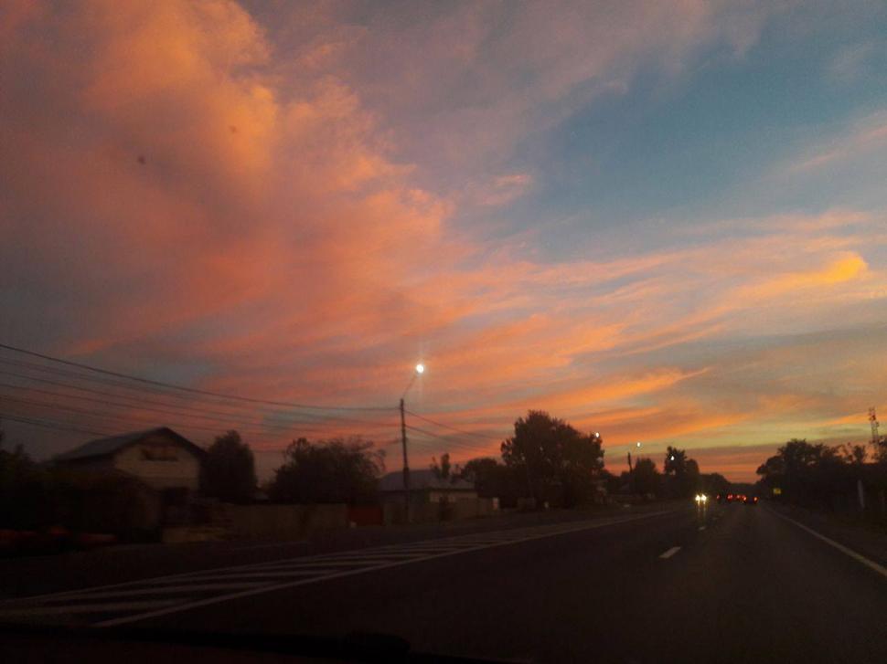 De ce este cerul României atât de roșu. Explicația fenomenului care a uimit mii de români  485401