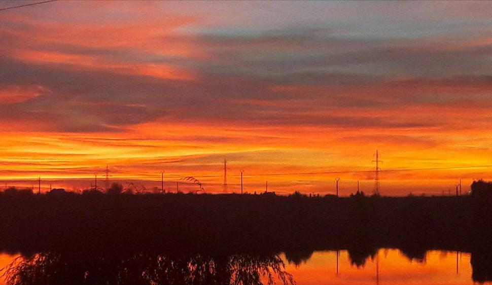 De ce este cerul României atât de roșu. Explicația fenomenului care a uimit mii de români  485406