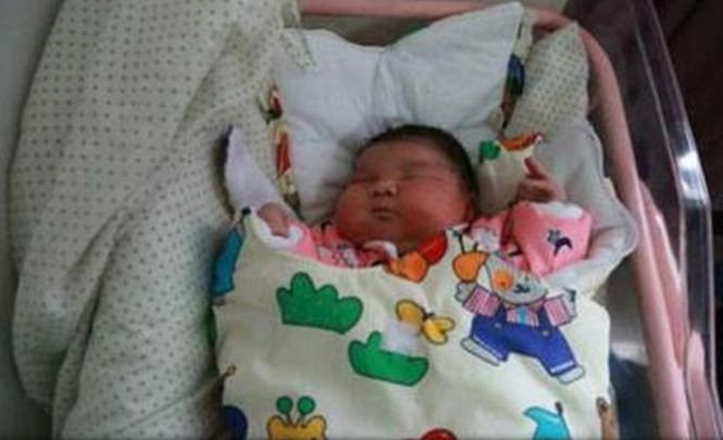 Medicii au ajutat-o să aducă pe lume un bebeluș. Când a încercat să-l țină în brațe și l-a privit cu atenție, a avut un șoc. „Nu ne-a venit să credem”