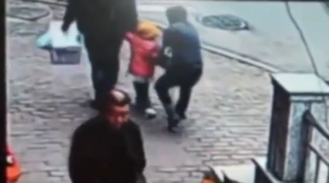 Momentul şocant în care un bărbat încearcă să răpească o fetiţă din mâinile tatălui său - VIDEO