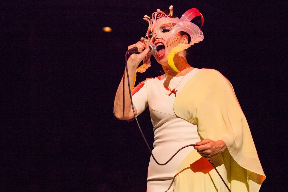 Scandal în showbiz. Björk îl acuză indirect pe regizorul danez Lars Von Trier de hărțuire sexuală