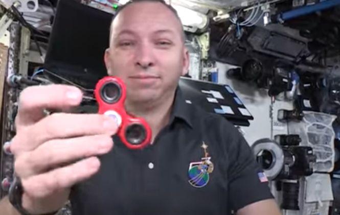 Un astronaut a vrut să vadă ce se întâmplă dacă învârte un fidget spinner pe Stația Spațială Internațională. Ce s-a întâmplat - VIDEO