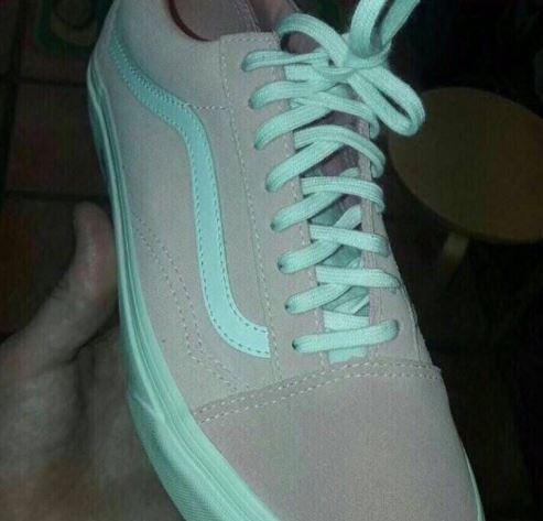 Cea mai mare dilemă de pe internet. Ce culoare are acest pantof sport?